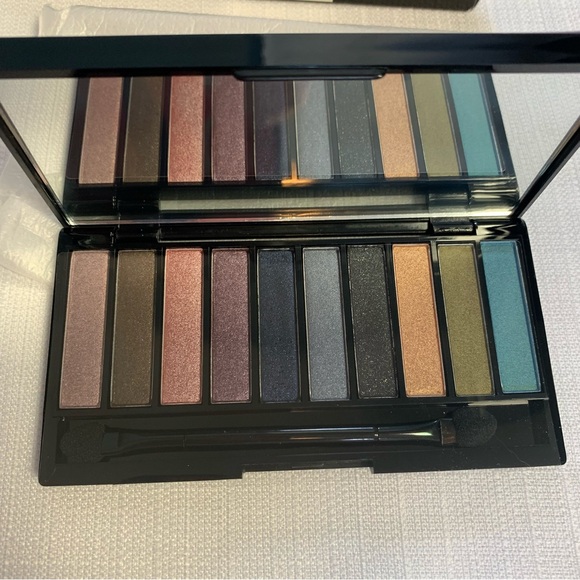 Avon Special Edition luxe clutch eyeshadow, 10 eyeshadows, New In Package - Picture 4 of 7